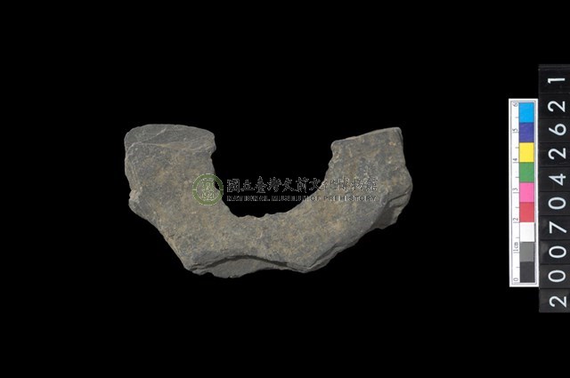 石環製作材料-中央帶啄孔打製圓板殘件