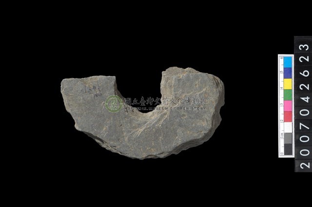 石環製作材料-中央帶啄孔打製圓板殘件