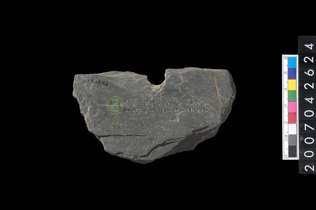 石環製作材料-中央帶小啄孔打製圓板殘件