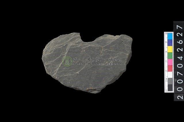 石環製作材料-中央帶小啄孔打製圓板殘件