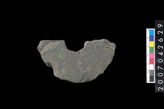 石環製作材料-中央帶小啄孔打製圓板殘件