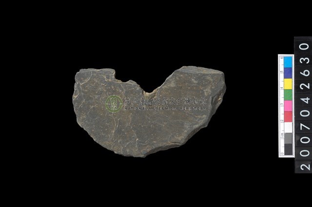 石環製作材料-中央帶啄孔打製圓板殘件