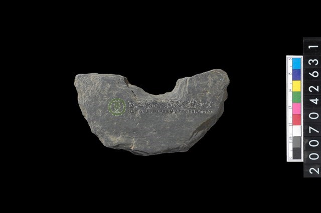 石環製作材料-中央帶小啄孔打製圓板殘件