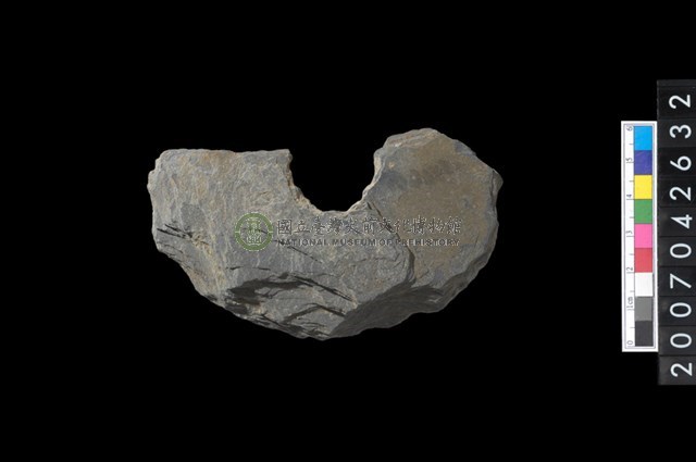 石環製作材料-中央帶小啄孔打製圓板殘件