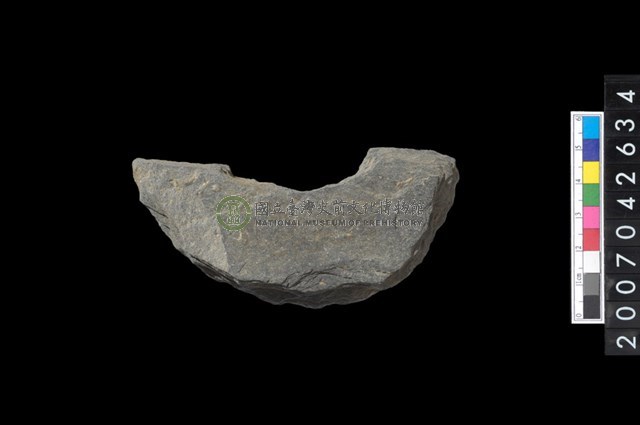 石環製作材料-中央帶啄孔打製圓板殘件