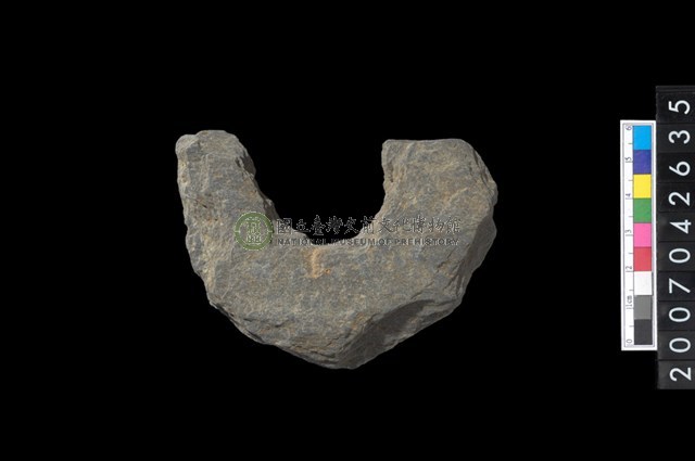 石環製作材料-中央帶啄孔打製圓板殘件