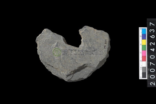 石環製作材料-中央帶小啄孔打製圓板殘件