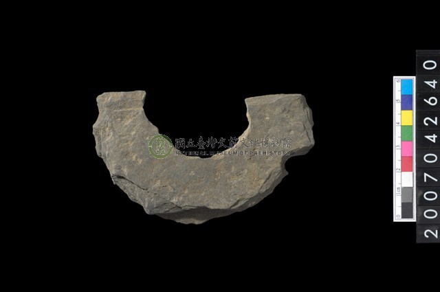 石環製作材料－中央帶小啄孔打製圓板殘件