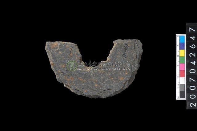 石環製作材料－中央帶小啄孔打製圓板