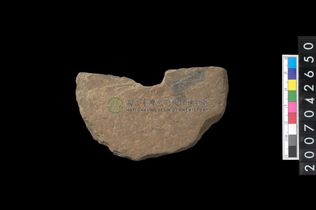 石環製作材料－中央帶啄孔打製圓板殘件