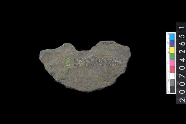 石環製作材料－中央帶小啄孔打製圓板殘件