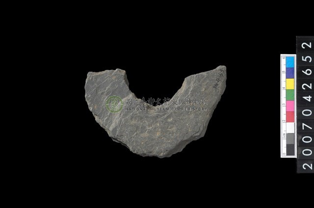 石環製作材料－中央帶啄孔打製圓板殘件