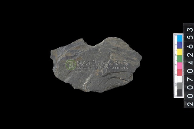 石環製作材料－中央帶啄孔打製圓板殘件