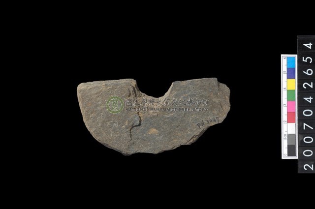 石環製作材料－中央帶啄孔打製圓板殘件