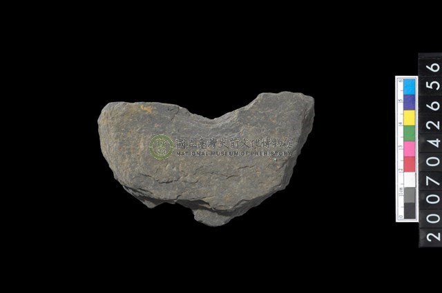 石環製作材料－中央帶啄孔打製圓板殘件