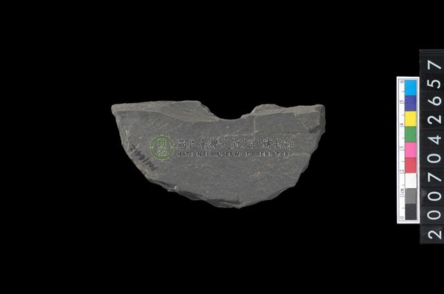 石環製作材料－中央帶啄孔打製圓板殘件