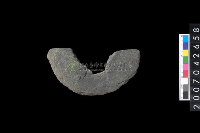 石環製作材料-中央帶小啄孔打製圓板殘件