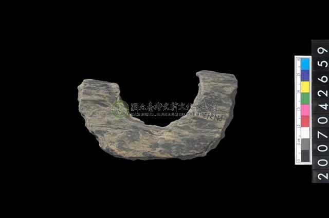 石環製作材料-中央帶啄孔打製圓板殘件