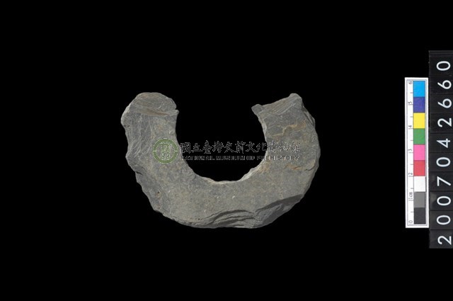 石環製作材料-中央帶啄孔打製圓板殘件