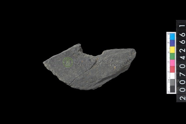 石環製作材料-中央帶啄孔打製圓板殘件