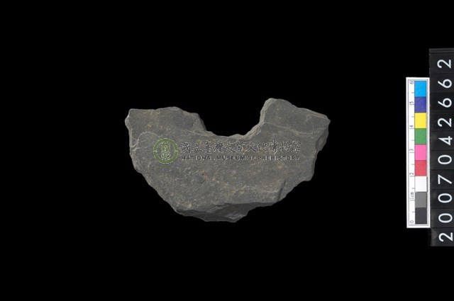 石環製作材料-中央帶啄孔打製圓板殘件