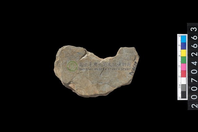 石環製作材料-中央帶啄孔打製圓板殘件