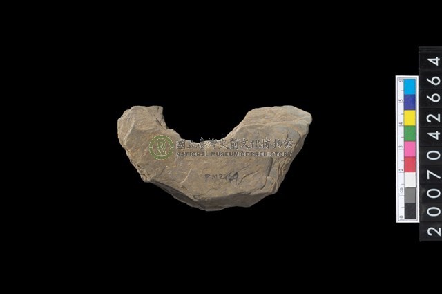 石環製作材料-中央帶啄孔打製圓板殘件