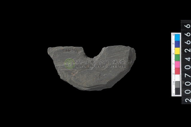 石環製作材料-中央帶啄孔打製圓板殘件