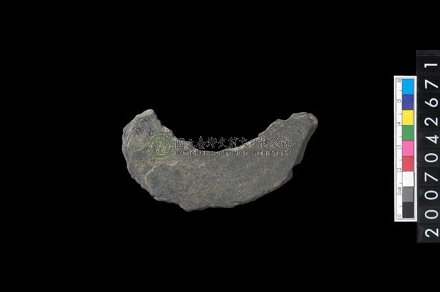 石環製作材料-中央帶啄孔打製圓板殘件