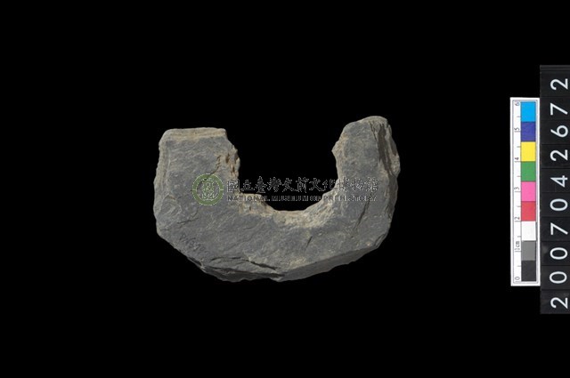 石環製作材料-中央帶啄孔打製圓板殘件