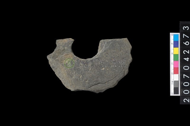 石環製作材料-中央帶啄孔打製圓板殘件