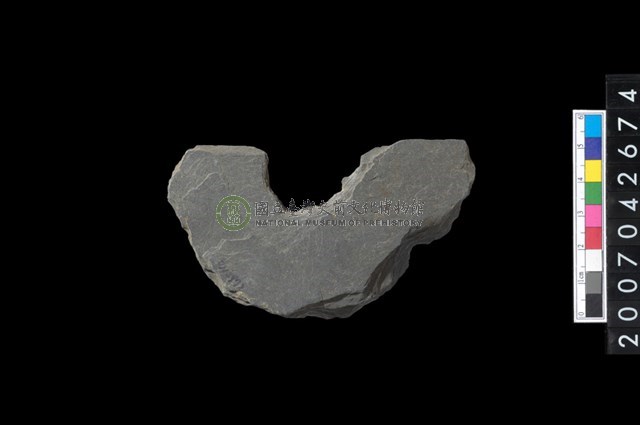 石環製作材料-中央帶啄孔打製圓板殘件