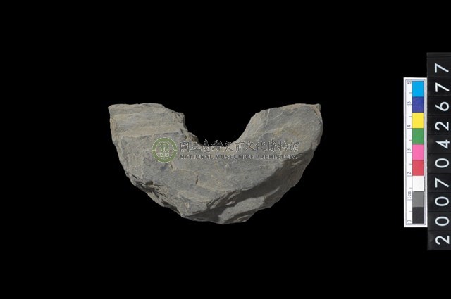 石環製作材料-中央帶啄孔打製圓板殘件