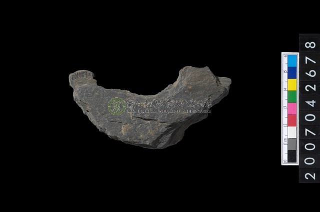 石環製作材料-中央帶啄孔打製圓板殘件