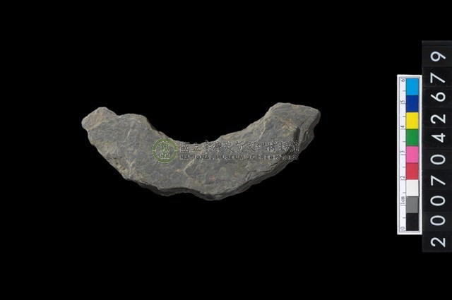 石環製作材料-中央帶啄孔打製圓板殘件