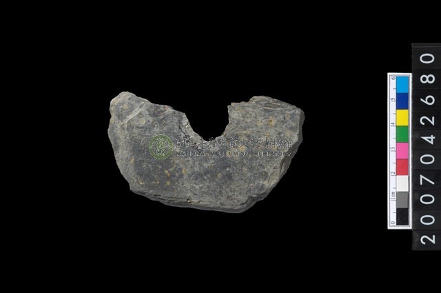 石環製作材料-中央帶啄孔打製圓板殘件