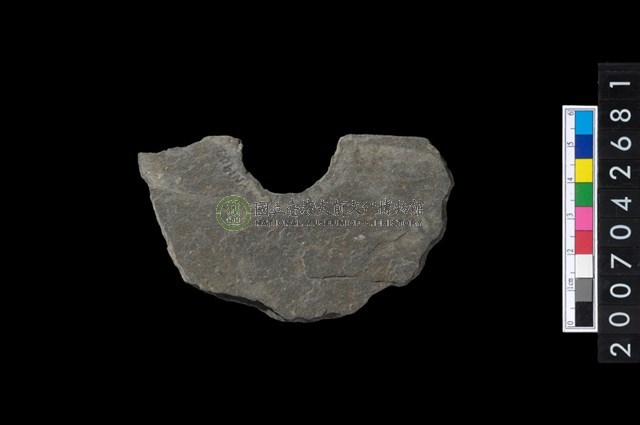 石環製作材料-中央帶啄孔打製圓板殘件