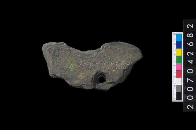 石環製作材料-中央帶啄孔打製圓板殘件