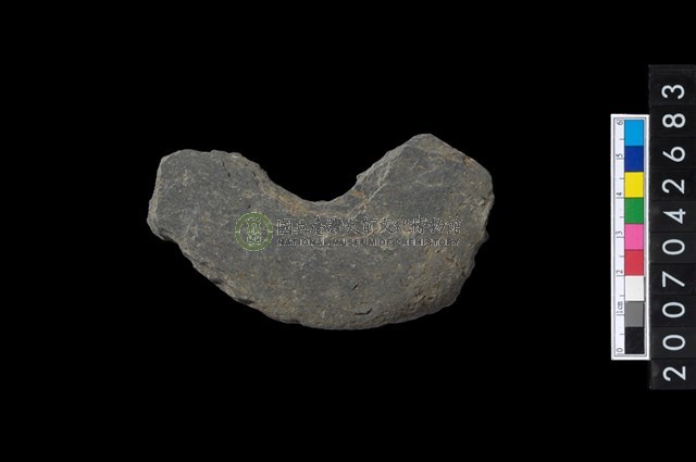 石環製作材料-中央帶啄孔打製圓板殘件