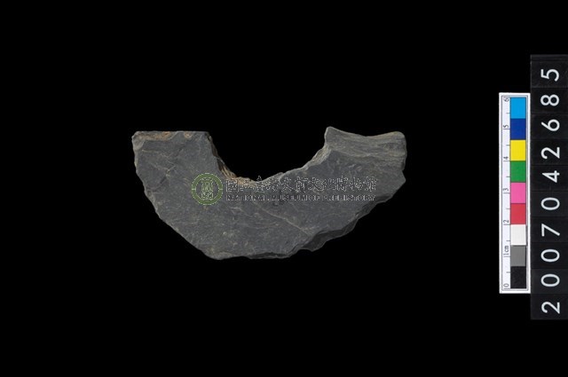 石環製作材料-中央帶啄孔打製圓板殘件