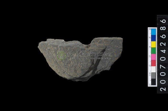 石環製作材料-中央帶啄孔打製圓板殘件