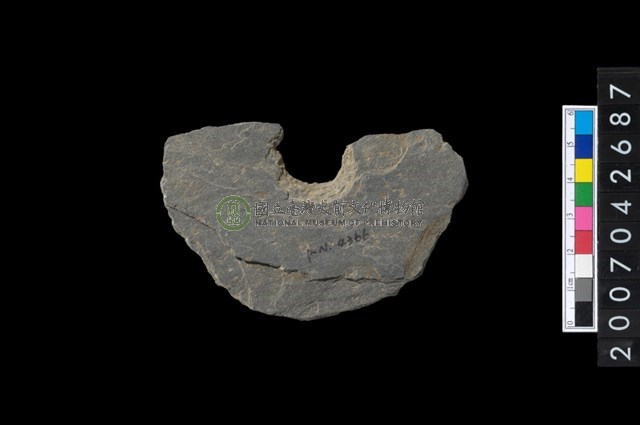 石環製作材料-中央帶啄孔打製圓板殘件