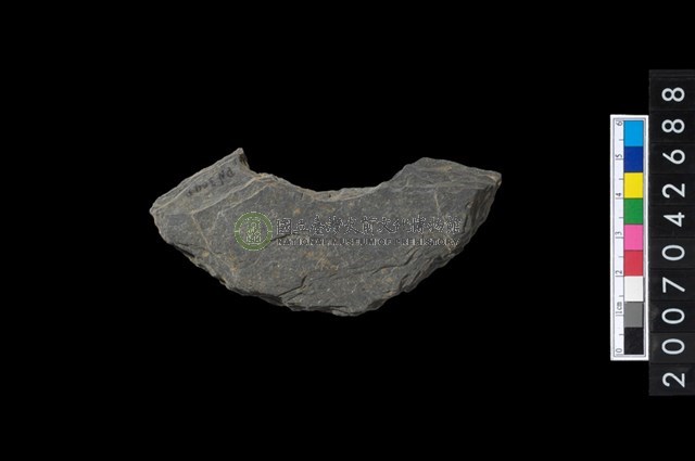 石環製作材料-中央帶啄孔打製圓板殘件