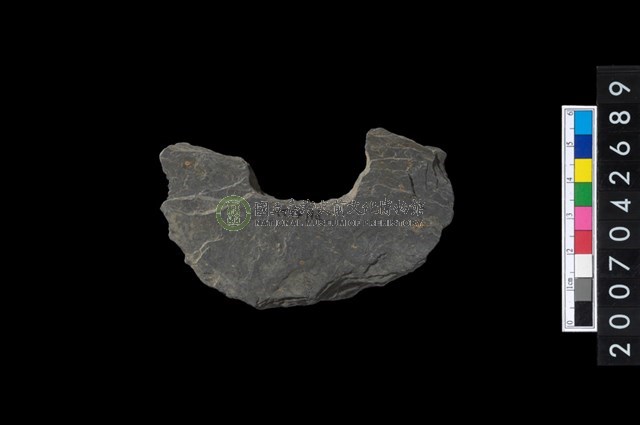 石環製作材料－中央帶啄孔打製圓板殘件