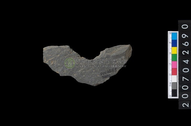 石環製作材料－中央帶啄孔打製圓板殘件