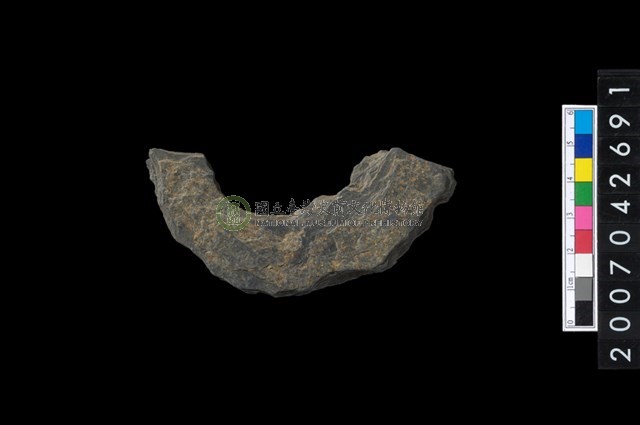 石環製作材料－中央帶啄孔打製圓板殘件