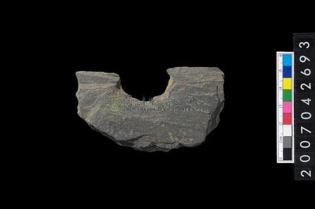 石環製作材料－中央帶啄孔打製圓板殘件