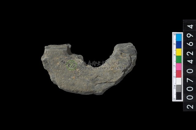 石環製作材料－中央帶啄孔打製圓板殘件