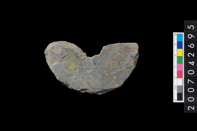 石環製作材料－中央帶小啄孔打製圓板殘件