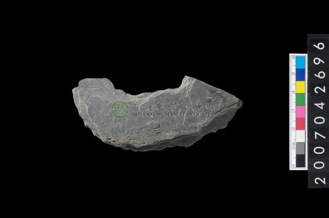 石環製作材料－中央帶啄孔打製圓板殘件